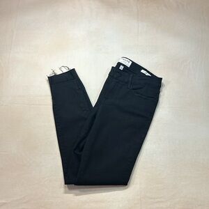 FRAME LE SKINNY DE JEANNE RAW HEM BLACK JEANS